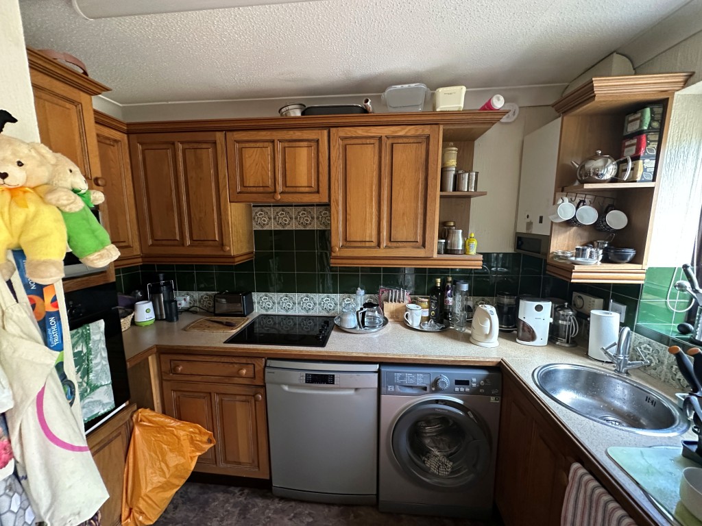 Lot: 132 - TWO-BEDROOM END-TERRACE PROPERTY FOR INVESTMENT - Kitchen